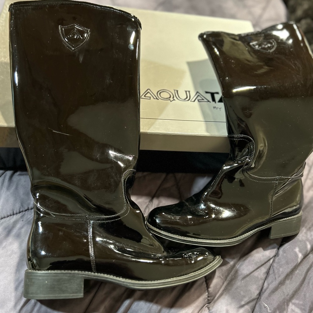 BRAND NEW AQUATALIA BY MARVIN K. MADE IN ITALY BLACK PATENT LEATHER RAIN BOOTS…